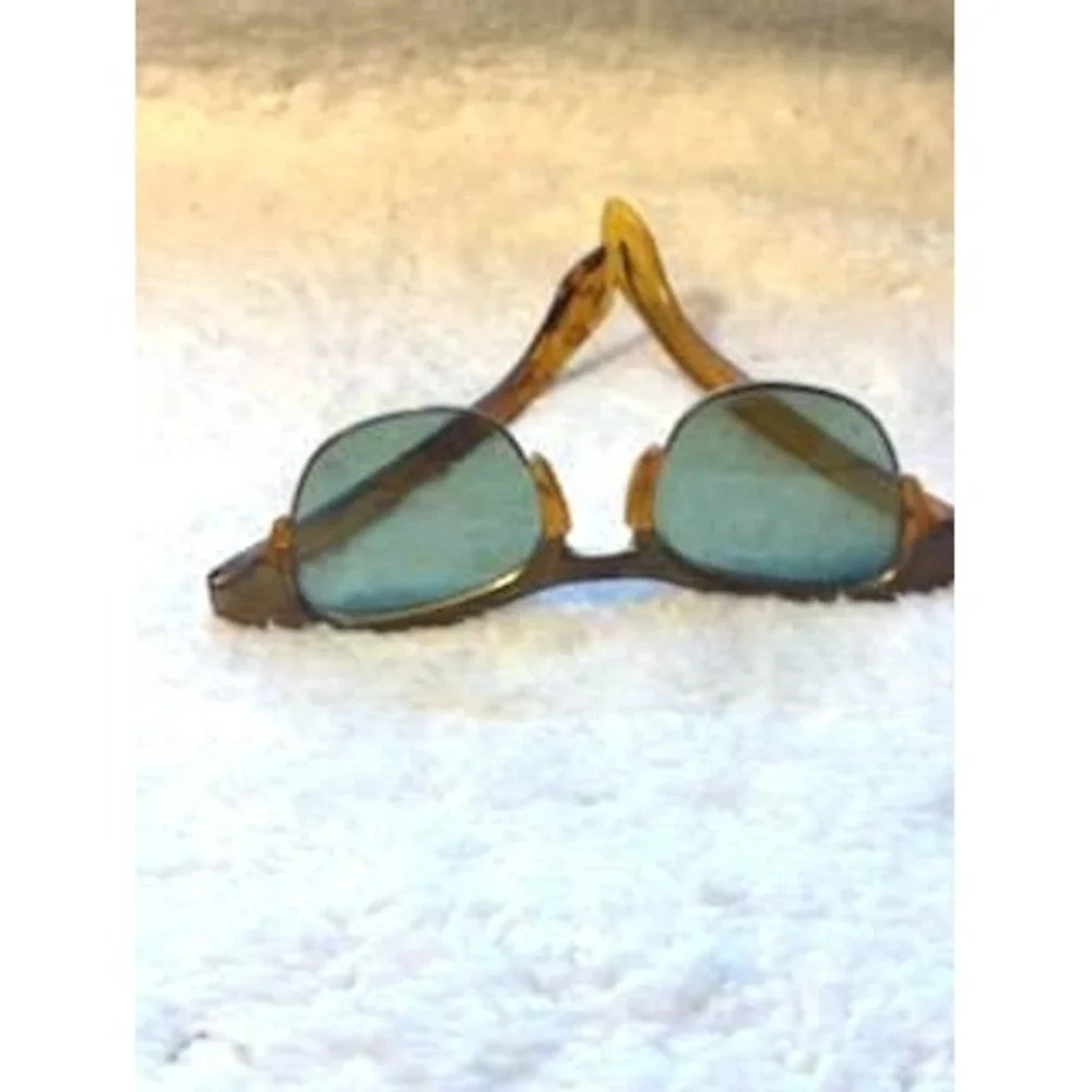 Rare! Vintage cat-eye sunglasses featuring mid-century design l lower rims and